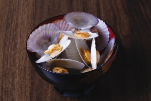 07.田酒を使った青森ホタテの酒蒸し（みなとオアシスあおもり）