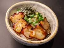 24_みなとオアシスみさき_極旨!燻製岬だこの照り焼きカップ飯