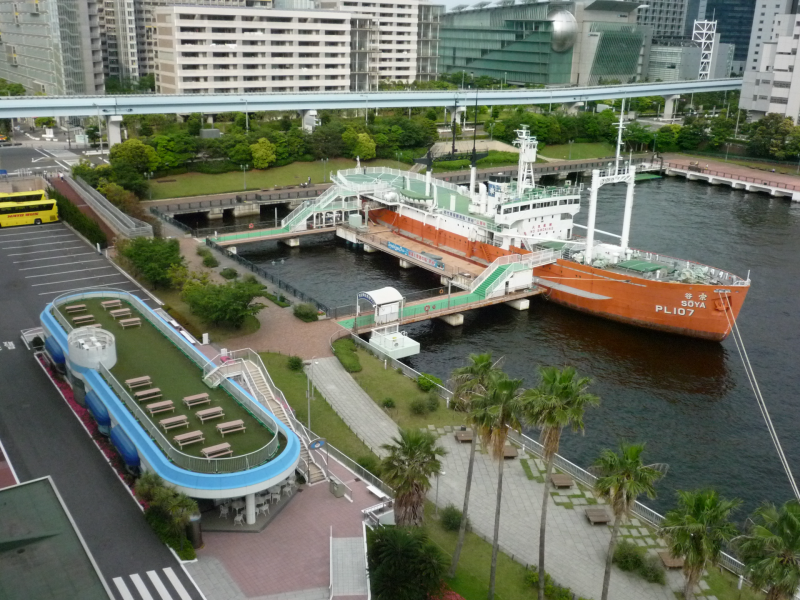 船の科学館「別館 展示場」（左）と初代南極観測船“宗谷”（右）