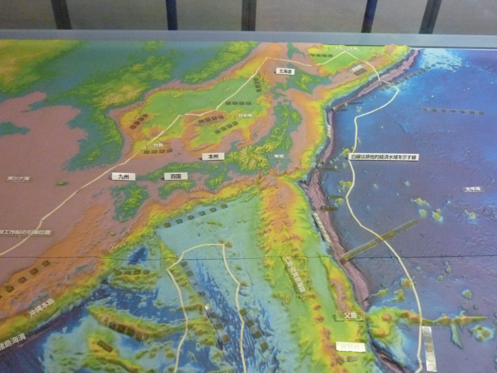 「にっぽんの海」コーナーの海底地形模型　