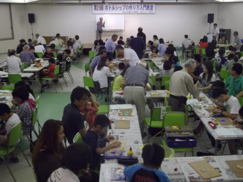 ボトルシップ愛好会の講師の方に丁寧に指導を受けみなさん一生懸命ボトルシップを製作中。